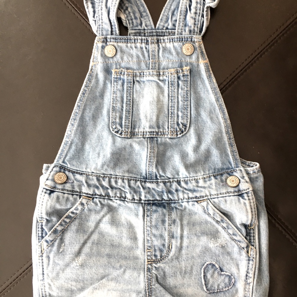 Super cute Gap denim overall shorts